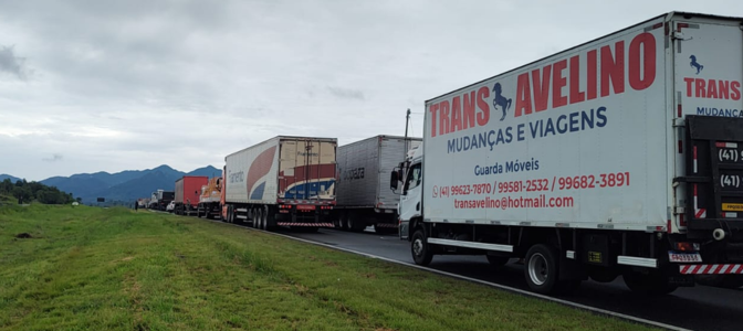 Caminhão da Trans Avelino na estrada, empresa que oferece serviço de guarda móveis e mudanças