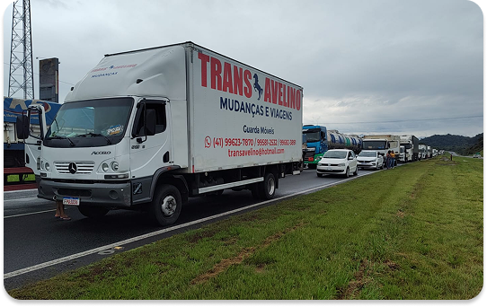 Caminhão de mudança residencial interestadual em rodovia, representando transporte planejado e seguro entre estados.