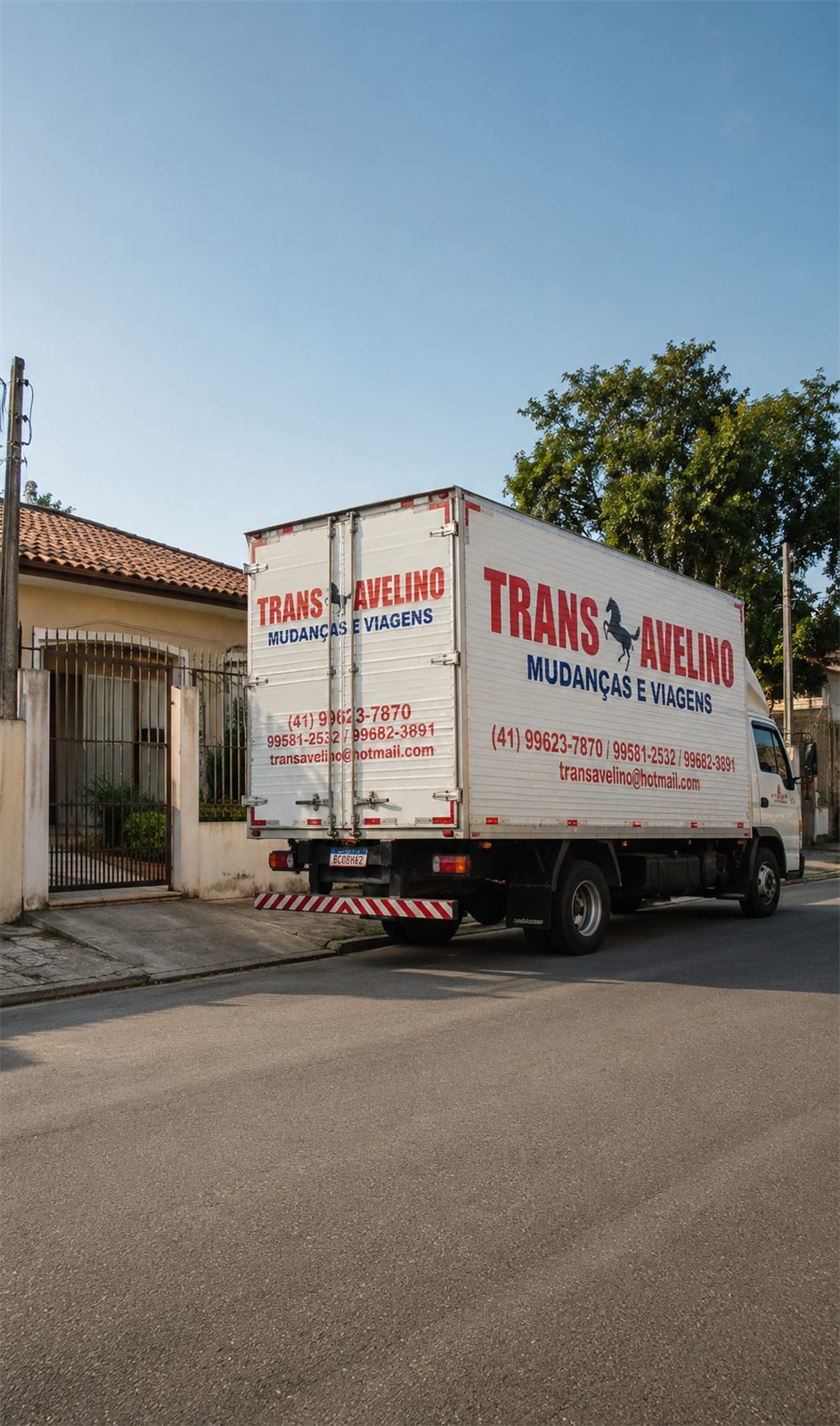Caminhão da TransAvelino carregado com mobiliário corporativo em frente a edifício comercial em Curitiba