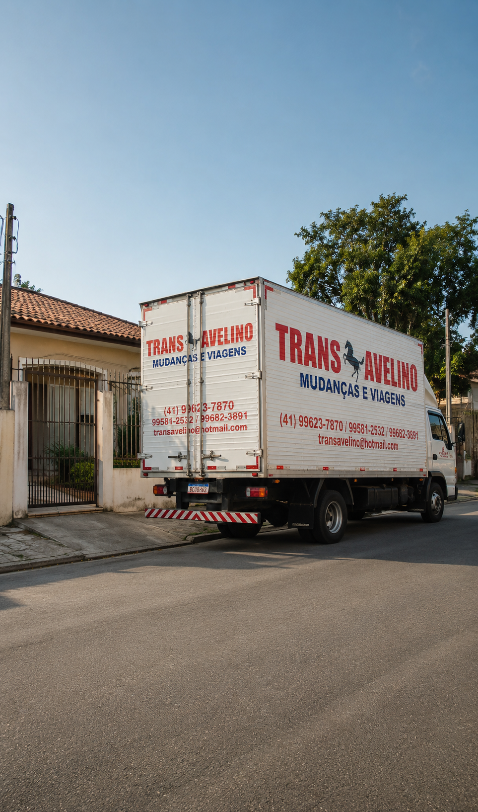 Caminhão da TransAvelino carregado com mobiliário corporativo em frente a edifício comercial em Curitiba