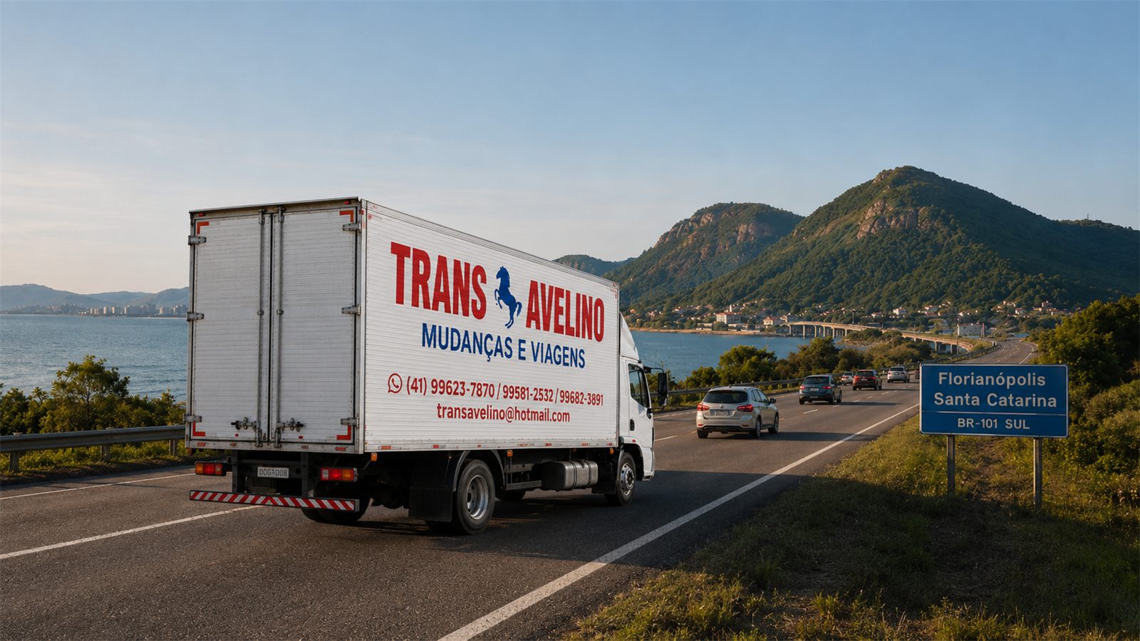 Caminhão da TransAvelino realizando mudança com destino Florianópolis, Santa Catarina