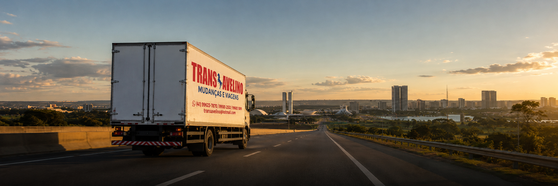 Caminhão da TransAvelino em trecho de rodovia federal rumo a Brasília