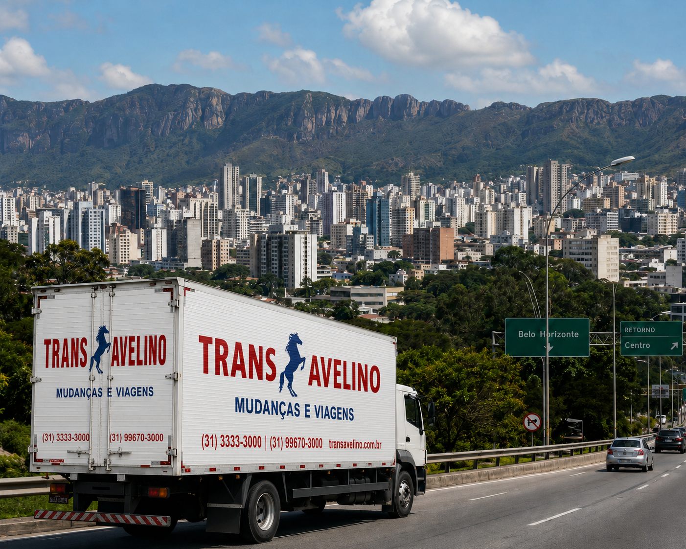 Equipe da TransAvelino organizando a carga com mantas para mudança com destino Belo Horizonte