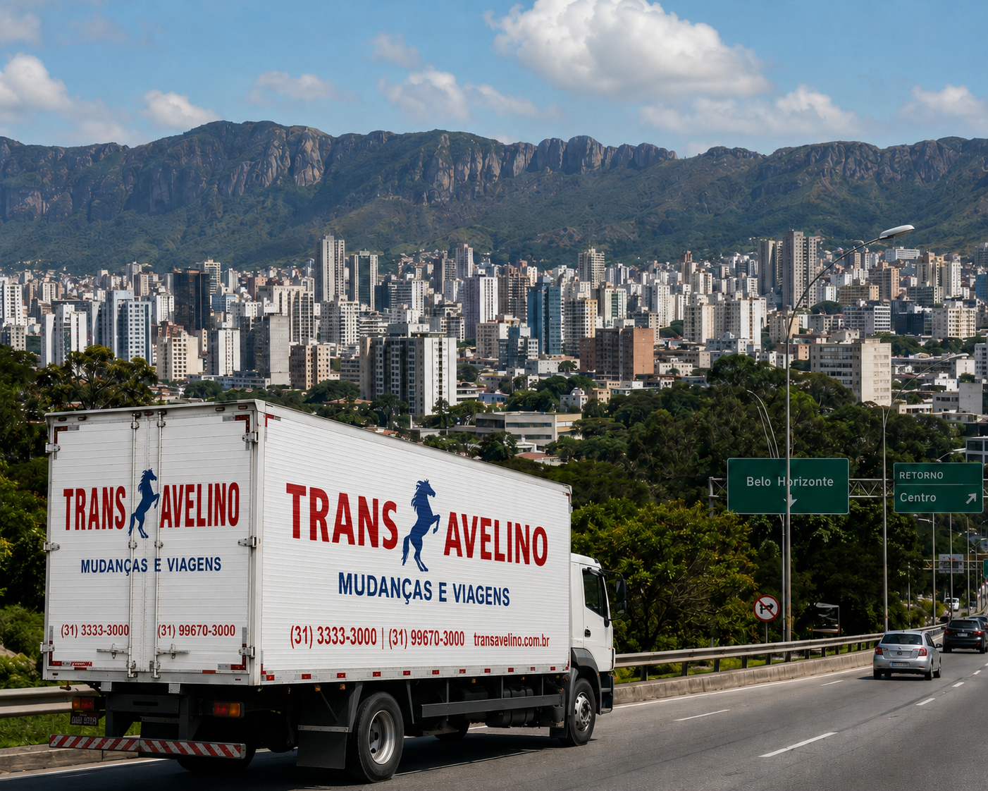 Equipe da TransAvelino organizando a carga com mantas para mudança com destino Belo Horizonte
