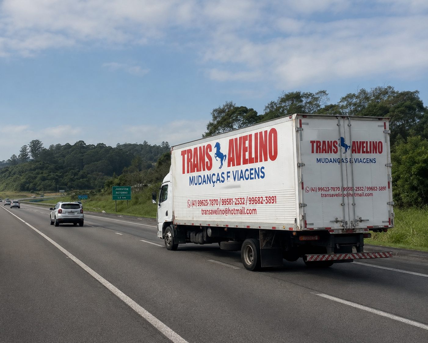 Caminhão TransAvelino realizando mudança com destino Joinville, Santa Catarina