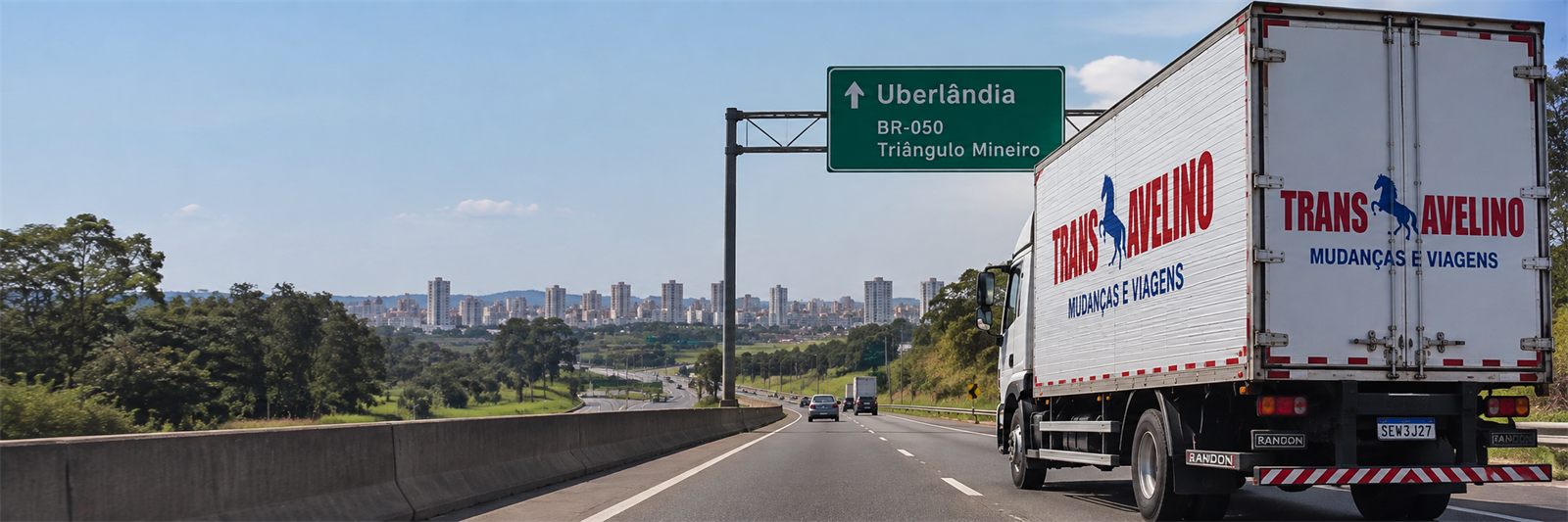 Caminhão da TransAvelino em rodovia do interior de Minas Gerais com destino Uberlândia